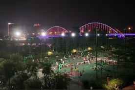 南宁平西滨江公园建了几个球场后就火了，爱打球的不爱打球的都来图片