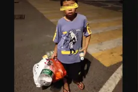 广东10岁男孩街头捡瓶子，父亲称没钱供他上学，每天不知道他去哪图片