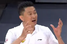 真正的球霸！阿联失误，谁注意到场下杜锋？言行谨慎，很是小心图片