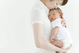 警惕！这些错误的抱姿，可能会伤害新生儿的脊椎图片