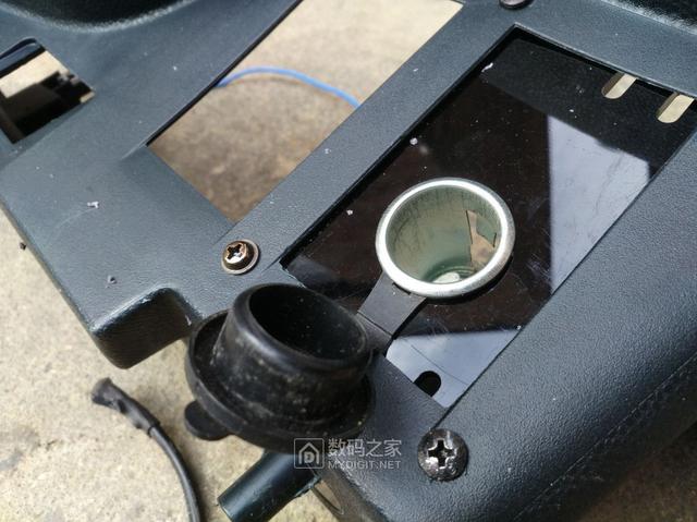 福特嘉年华给后座DIY加装点烟器及USB QC3.0充电接口