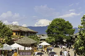 丽江古城听说现在空城了，8月份还是这个样子，虽商业但人潮汹涌图片