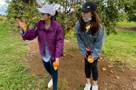 刘芸62岁妈妈太时髦！穿紫色大衣好年轻，与女儿同框神似姐妹花图片