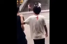 突来飞刀直插男子后脑勺，最后还自己走上救护车...图片