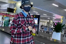 被说染蓝头发和杨幂有关后，魏大勋低调现身，这头发又染回来了图片