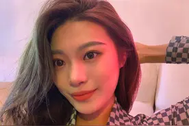 26岁说唱冠军官宣分手，10天前才向女友表白，两人公开搂抱秀恩爱图片