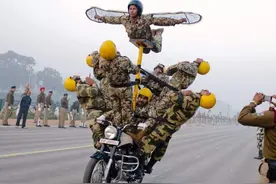 一辆摩托车上下来58个人？印度阅兵中的杂技表演，其实是一盘大棋图片