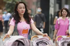 夫妻俩带6个娃外出“横行霸道”，回头率100%，网友：太拉风图片