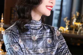 女人，还再穿秋衣配大衣吗？土包子！今冬流行这样的金丝绒打底衫图片