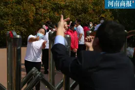 浪漫！郑州一公交车长向护士女友隔空求婚：“我爱你！嫁给我吧”图片