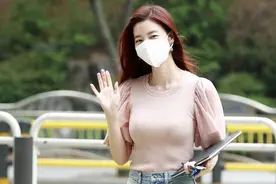 穿搭不费力！金圭丽牛仔半身裙配针织上衣藏肉效果特别好图片