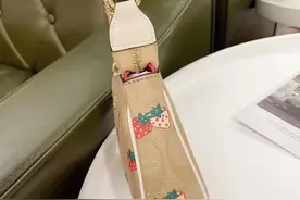 爱上蔻驰coach草莓麻将包图片