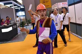 52岁“光头强”：光环褪去之后，卖掉豪车换摩托，娇妻不辞而别图片