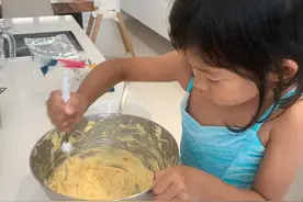立威廉晒照，5岁女儿穿蓝色仙女裙出镜，十分懂事帮做家务图片