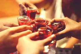 请领导吃饭送礼都被拒绝？成年人的世界，要活得通透清醒图片