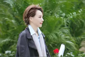 47岁董卿与新疆小伙跳舞，身姿优美似少女，身材纤细小鸟腿抢镜图片