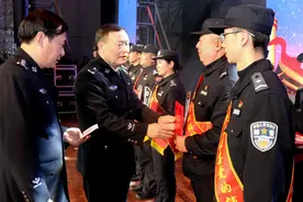 辅警们有福了，多地提升辅警待遇，满足要求还能转正端“铁饭碗”图片