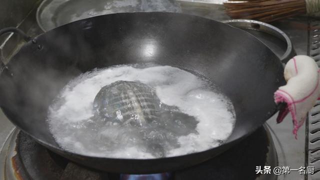 甲鱼汤怎么炖才鲜美无腥味，大厨教你一招，这样炖汤营养又好喝