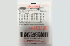 只在周日投注3注双色球  “六元哥”中1注头奖615万元图片