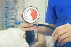 医生劝告：血压升高时，身体会有4种迹象，若你有，该降血压了图片