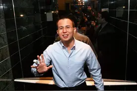 33岁负债1000亿，每天睁眼要还几千万利息，还好有个富豪老爸图片