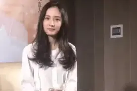 杨幂一个坐姿火了，5厘米短裙都做到360°无死角，女星们纷纷模仿图片
