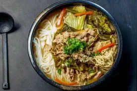 酸菜肥牛米线 | 酸辣开胃，暖心又过瘾图片
