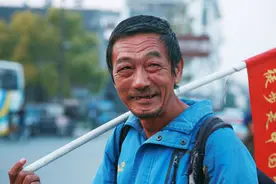 2003年，46岁的李长波辞去铁饭碗，临走前打气：往前走，不回头图片