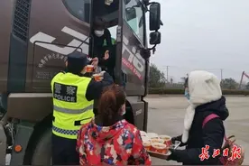 “自古燕赵多义士”，河北夫妻千里之外送来物资，万元运费只收百元图片