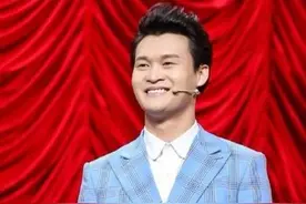 爆笑脱口秀：小沈龙自嘲童年是笑话大全，搞笑段子频出，笑翻全场图片
