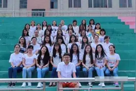 “最幸福男生”毕业照走红，全班1男39女，大学四年没敢逃过课图片