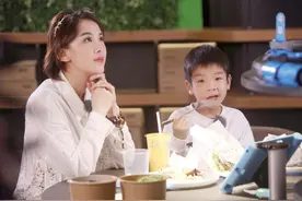 本以为黄圣依的儿子够出色，看了蔡国庆儿子，才知何为“真学霸”图片