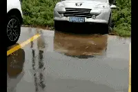 年度搞笑GIF图分享，大爷你要坚持住！小姑娘捏脚捏的劲太大图片