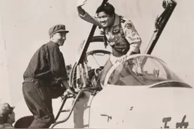 王牌飞行员黄植诚，驾机起义回归大陆，获65万奖金，迎娶貌美空姐图片