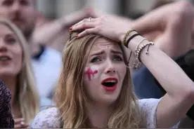 2000英国球迷人被200俄罗斯球迷暴揍，普京笑谈：怎么做到的？图片