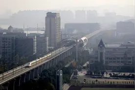 咸宁市区仅60万人，已有两条干线铁路，再修武咸城铁到底是为何？图片