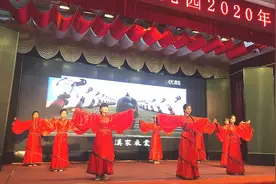 临颍：击鼓明志、叩拜老师父母，这所幼儿园的毕业成童礼别具一格图片