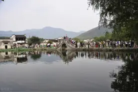 剪映入门教程（012）旋转飞入文字片头制作图片