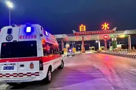 白水更应该被记住的，是她的“红”“白”“黑”图片