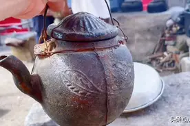 山东大爷在大集上烧水炒菜56年，给不给钱无所谓，出锅就狂撒味精图片