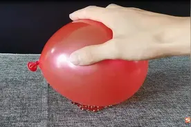 那么多图钉竟然扎不破一个小气球图片