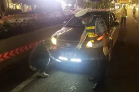 小轿车违规改装车灯 交警现场纠正除隐患图片