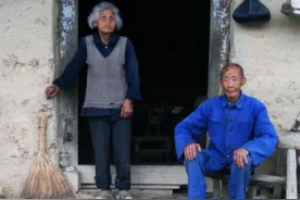 百岁老夫妻深山隐居，一生结婚五次共享二人世界，一日三顿酒图片