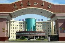 高州中学高考，奖励考上清华和北大学生各100万，科任老师20万？图片
