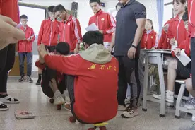 “徒手劈砖”老师：不能说会劈砖的老师才是好老师图片