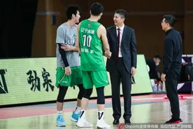 郭士强摸头杀感动全网 其实这样的暖心瞬间在CBA一点也不罕见图片