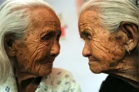 中国一对长寿双胞胎姐妹，携手走过105年后相继去世图片