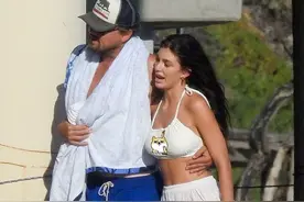 小李子与超模女友现身海滩！挺大肚腩晒日光浴，腰是女友两倍粗图片