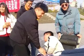 高校男生体验“生理痛”，疼得直打滚，女生冷漠：多喝热水图片