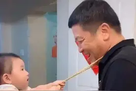 “贪财小朋友”走红，抓住姥爷大金链子不放，姥爷的反应太有趣图片